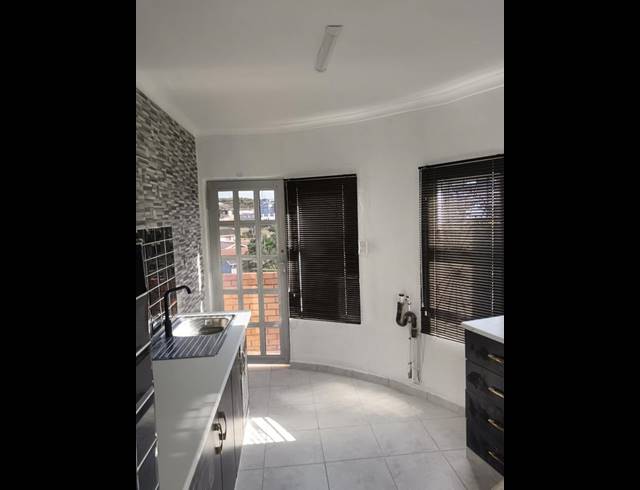 1 BEDROOM PROPERTY TO RENT IN NEWLANDS WEST